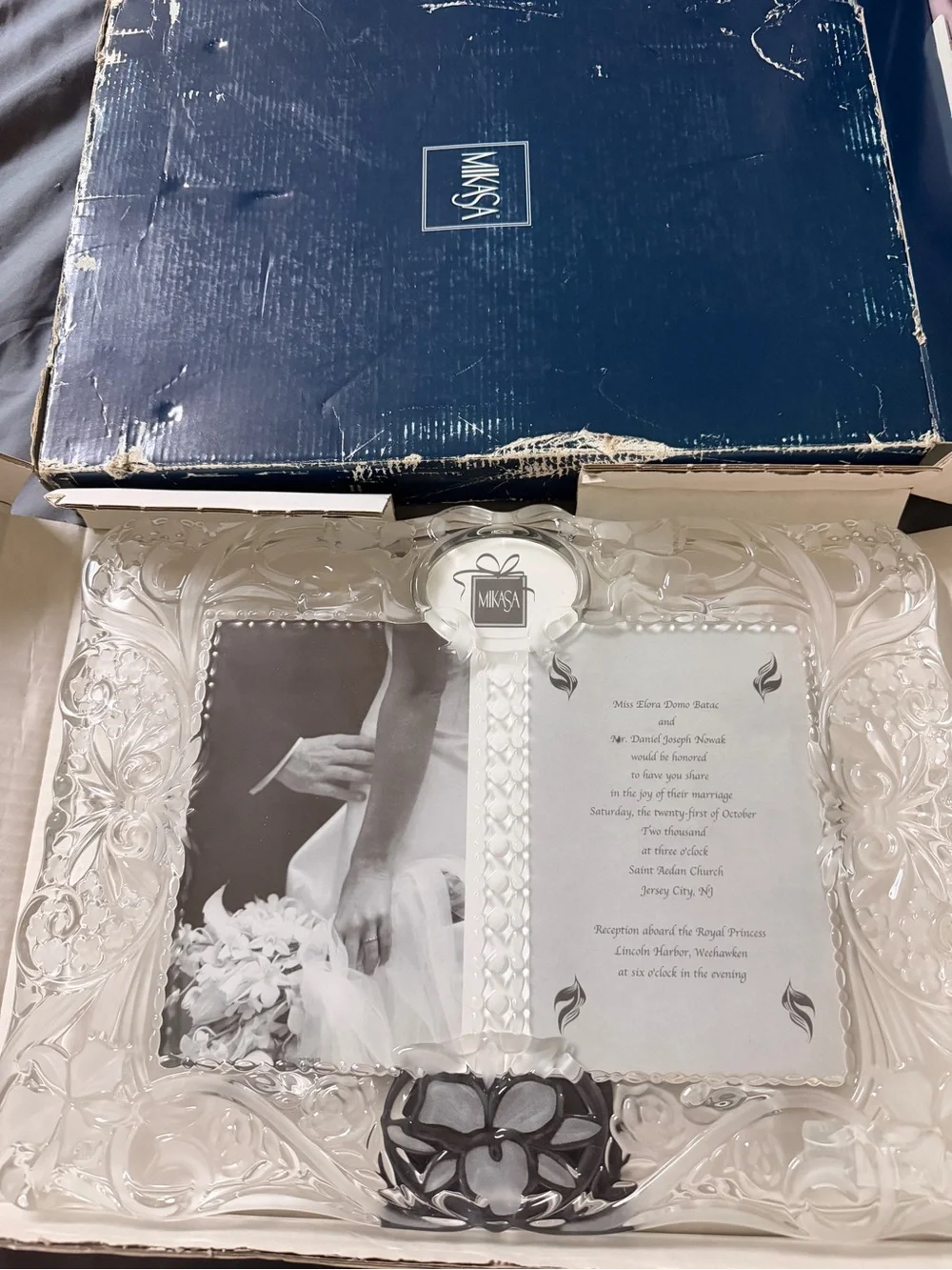 Mikasa Clear Glass Ornate Embossed Picture Frame